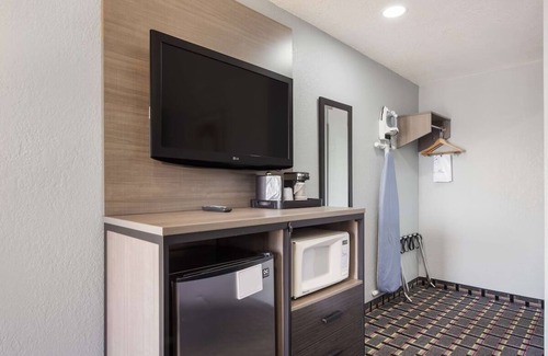 Salem Resort | Enjoy a Cozy Stay at Knights Inn & Suites Salem with Free Breakfast