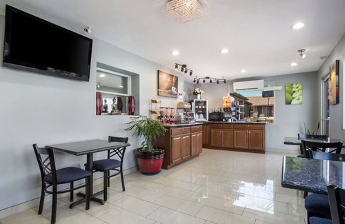 Salem Resort | Enjoy a Cozy Stay at Knights Inn & Suites Salem with Free Breakfast