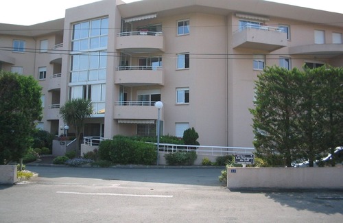 Anglet Apartment | Guest Rated: 9.8! Family-Friendly T2 with Kitchen & WIFI