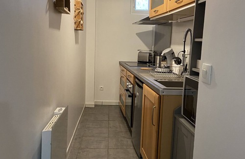 Noyon House | Prime Town House in Cathedral's Heart with Pool Access