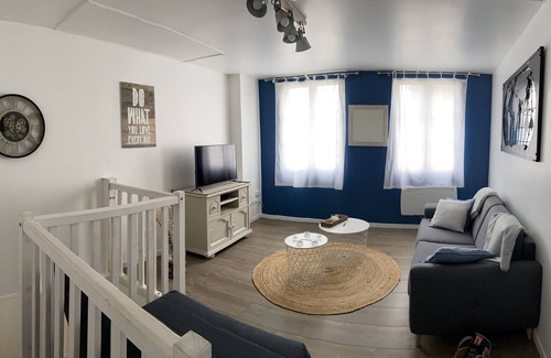 Noyon House | Prime Town House in Cathedral's Heart with Pool Access