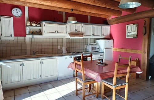 Lajo Villa | Inviting Family Cottage with Pool & Kitchen for 5 Guests