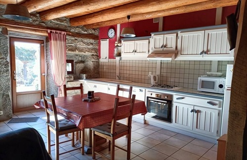 Lajo Villa | Inviting Family Cottage with Pool & Kitchen for 5 Guests
