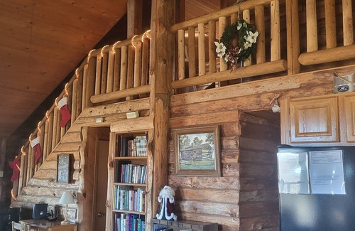 Mauston House | Midweek Getaway at Pleasant View Log Haus with Free Night