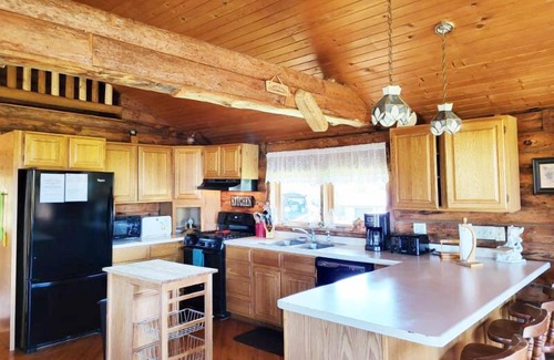 Mauston House | Midweek Getaway at Pleasant View Log Haus with Free Night