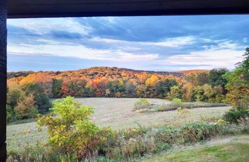 Mauston House | Midweek Getaway at Pleasant View Log Haus with Free Night