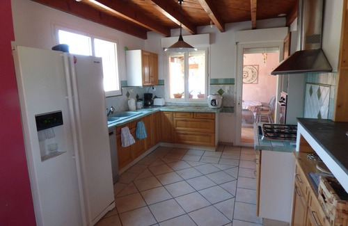 Tournissan Villa | Charming Cottage Amid Vineyards with Oceanfront Pool