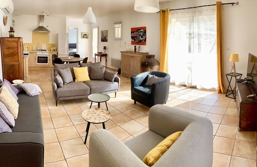 Crestet Villa | Inviting Villa with Private Pool and Ocean View Amenities