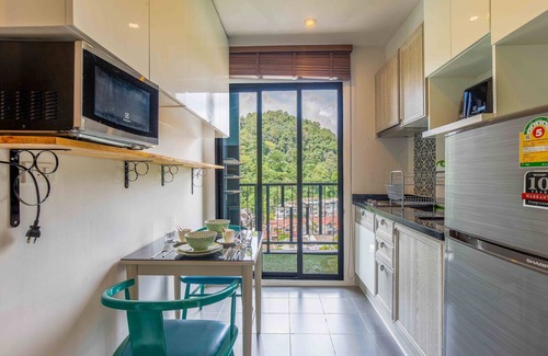 Talat Yai Condo | Stylish Bedroom with Rooftop Pool & Breakfast Included