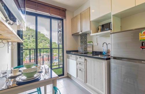 Talat Yai Condo | Stylish Bedroom with Rooftop Pool & Breakfast Included