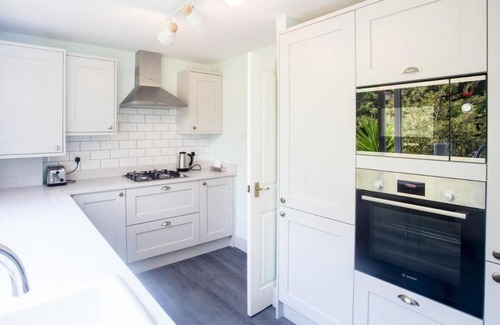Shepherd's Bush Apartment | Bright 1 Bed Apartment in London with Breakfast Included