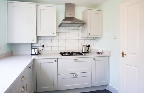 Shepherd's Bush Apartment | Bright 1 Bed Apartment in London with Breakfast Included