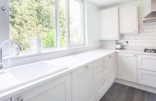 Shepherd's Bush Apartment | Bright 1 Bed Apartment in London with Breakfast Included