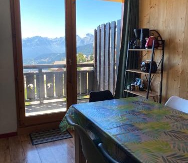 Montgellafrey Apartment | Plein sud, grande pièce de vie, vue imprenable sur les montagnes et parking couvert privé