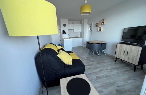 Courseulles-sur-Mer Apartment | PLEINE MER Front de Mer - 1st Et. Elevator - 4P - Parking - Wifi - Linen Ok