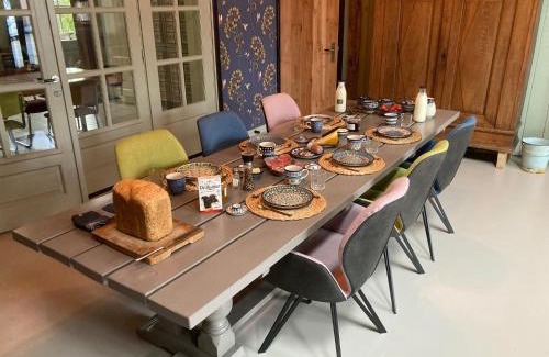 Neede Bed & Breakfast | Cozy Pleisterplaats Schöppert B&B with On-Site Dining