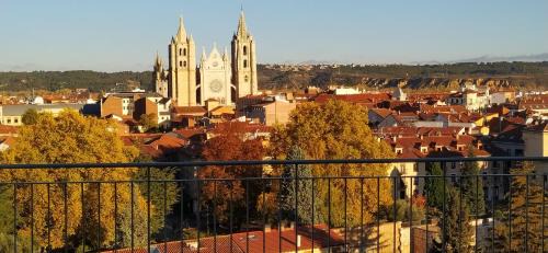 Leon City Centre Apartment | Key Location with Parking & Pet-Friendly Amenities