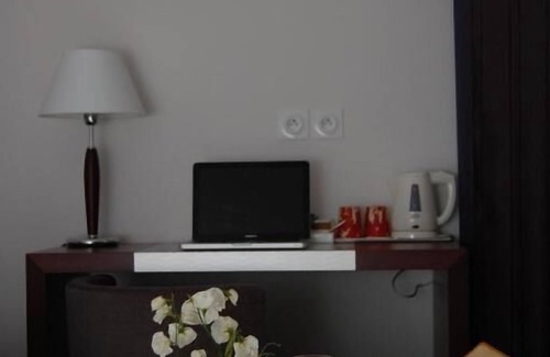 Le Plessis-Robinson Hotel | Family-Friendly Plessis Parc Hotel with Kitchen & Dining