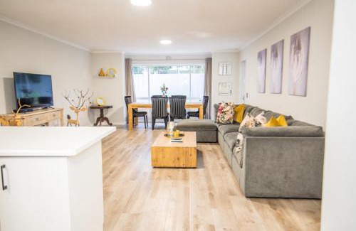 Plettenberg Bay Apartment | Inviting Two Greenpoint Mews with Backup Power & Pool