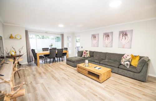 Plettenberg Bay Apartment | Inviting Two Greenpoint Mews with Backup Power & Pool