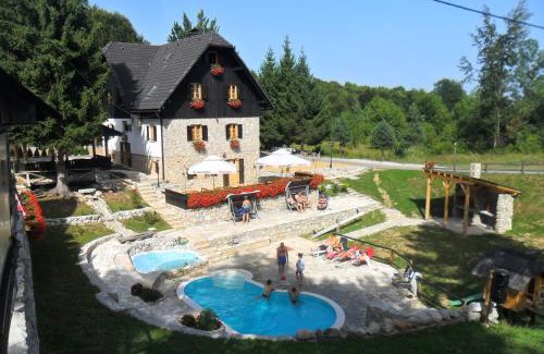 Mukinje Bed & Breakfast | Relax at Plitvice Etno House I with Pool & Hot Tub