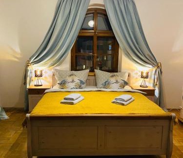 Hradec Kralove Apartment | Plně vybavený apartmán u Velkého náměstí 3, Wi-Fi, Netflix, vana
