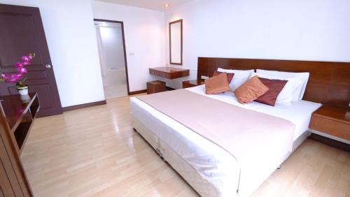 Ploenchit Apartment | Budget-Friendly Stay at Ploenchit Mansion with Accessibility