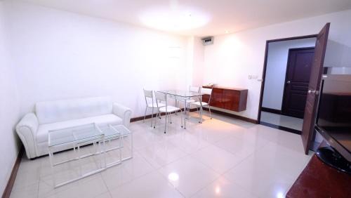 Ploenchit Apartment | Budget-Friendly Stay at Ploenchit Mansion with Accessibility