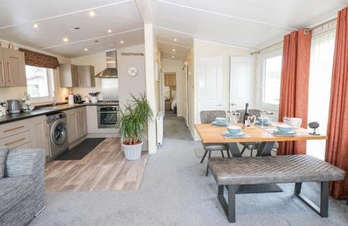 Welton House | Experience Comfort at Plot 32 - A Premier 4-Star Retreat