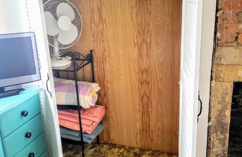 Halifax House | Quaint Plough Cottage: Pet-Friendly Retreat in Halifax