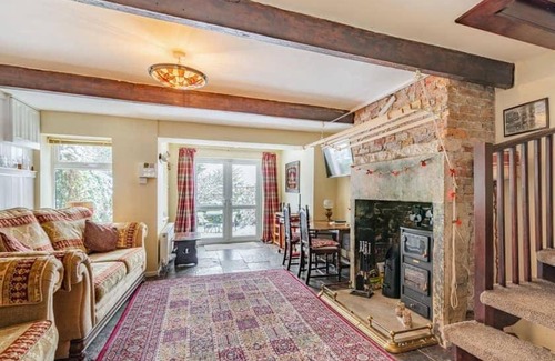 Halifax House | Quaint Plough Cottage: Pet-Friendly Retreat in Halifax