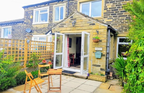 Halifax House | Quaint Plough Cottage: Pet-Friendly Retreat in Halifax