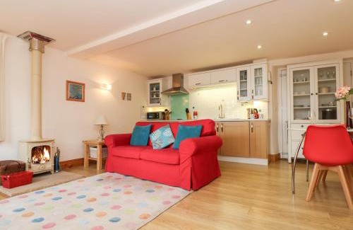 Yeoford House | Cozy Plum Cottage: 4-Star Stay for Families & More