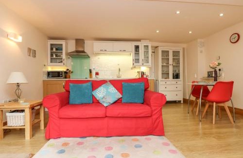 Yeoford House | Cozy Plum Cottage: 4-Star Stay for Families & More