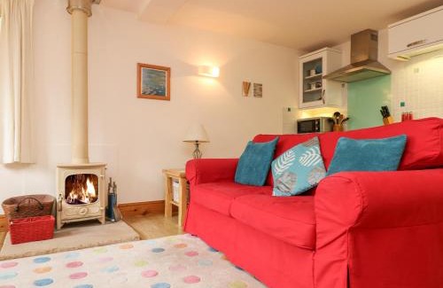 Yeoford House | Cozy Plum Cottage: 4-Star Stay for Families & More