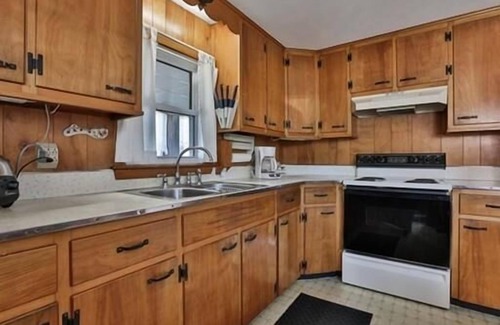 Newbury Cottage | Experience Fun-Filled Days at Plum Island Hotel