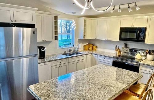 Bakerton House | Discover Plum Lazy on the Potomac: Family-Friendly Retreat