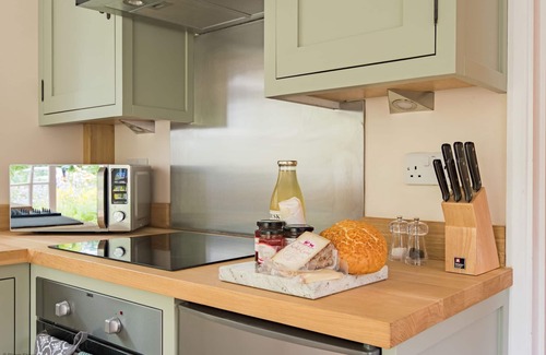 Dargate Cottage | Cozy Plum Pudding Stables by Bloom Stays - Pet Friendly Retreat