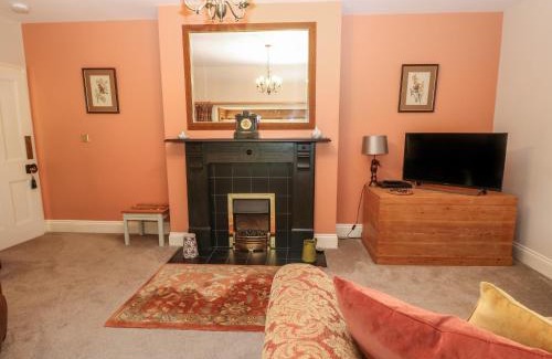 Castleton House | Inviting Plum Tree Cottage: Pet and Child Friendly Retreat
