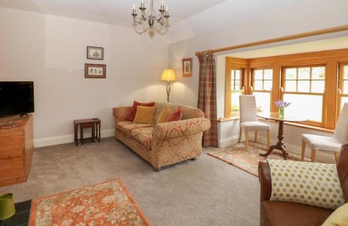 Castleton House | Inviting Plum Tree Cottage: Pet and Child Friendly Retreat