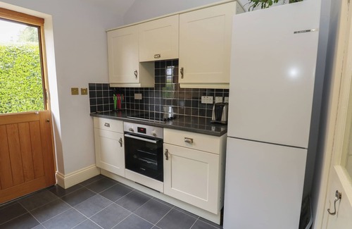 Castleton Cottage | Pet-Friendly Plum Tree Cottage with Garden in Castleton