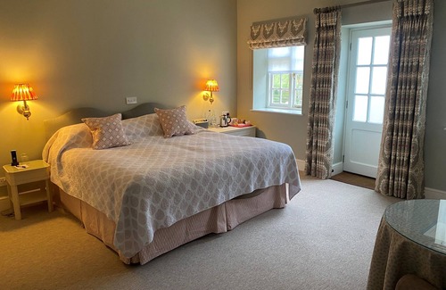 Sturminster Newton Hotel | Plumber Manor: Guest Rated 9.8 with Family-Friendly Amenities