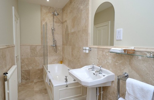 Sturminster Newton Hotel | Plumber Manor: Guest Rated 9.8 with Family-Friendly Amenities
