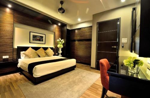 George Town Villa | Elegant Plumeria Villa with Hot Tub & Kitchen Amenities