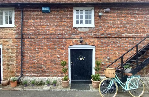 Willesborough Ski Chalet | Plumpton Barn: Family-Friendly Retreat with Pet Amenities