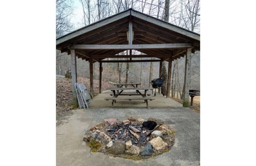 Newland House | Pet-Friendly Plumtree Mountain Retreat Studio #3, Rated 10/10