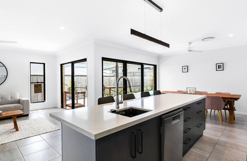 Pialba House | Plunge Inn- 4 bedroom