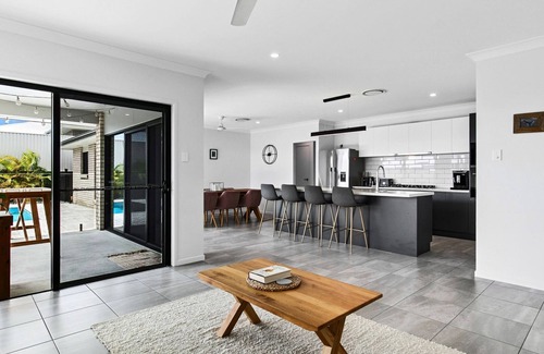 Pialba House | Plunge Inn- 4 bedroom