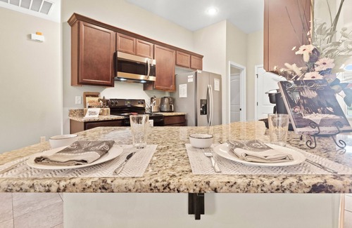 Lake Charles House | Guest Rated: 10/10 - Plush Beds & High-Speed Wi-Fi