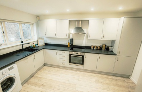 Plymouth House | Convenient Plymouth City Centre Stay with Free Parking